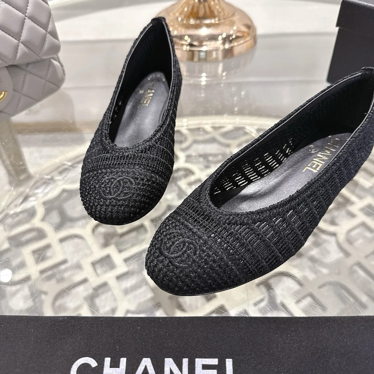💕💕Factory direct selling price p540💕💕 Chanel 25SS finally releases woven ballet shoes‼ ️ Shoes worthy of their own article, I have to say that they are finally waiting for you! So elegant and chill. Wear it in the summer to enjoy the breeze and walk on the street. Round square toe design. Cute and cute~ The appearance is super online. When you wear it, you will feel like a wealthy daughter. I thought it was good-looking. Only when I put it on my feet do I know how easy it is to wear~ Upper: Exclusive custom-made mesh (comfortable and breathable) Foot pad: Sheepskin Outsole: Genuine leather sole imported from Italy Size: 35-39 (customized at 40.41.42)